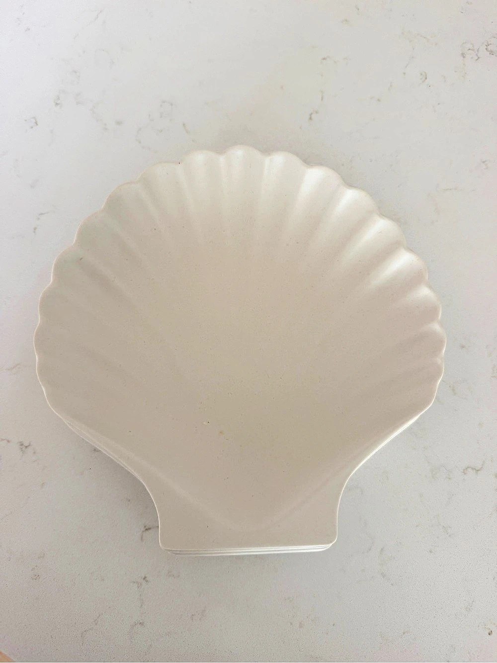 Meri Shell Plates (6) Shell-Shaped Plates White Like New
